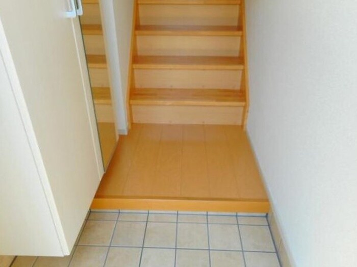 物件内観写真2　(玄関)