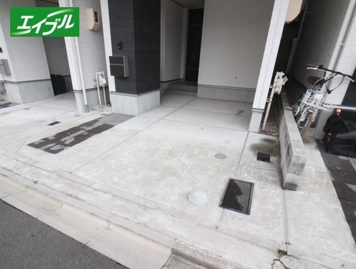 物件外観写真3　(駐車場)