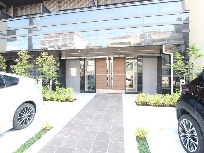 物件外観写真2　(エントランス部分)