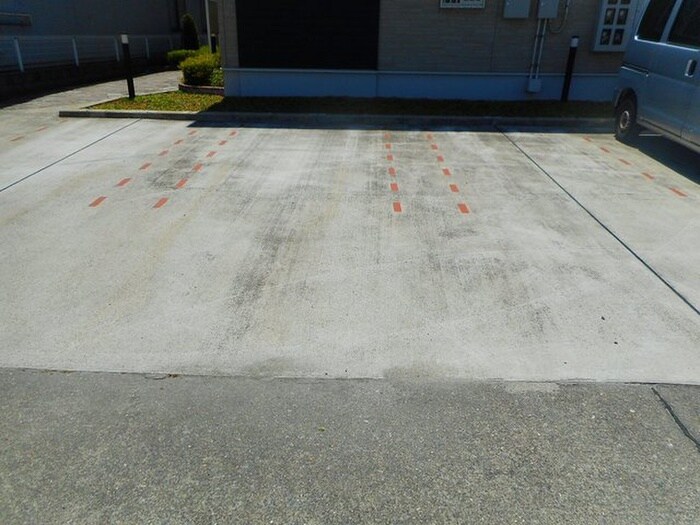 物件外観写真3　(駐車場)