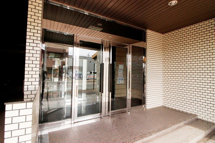 物件外観写真2　(エントランス部分)