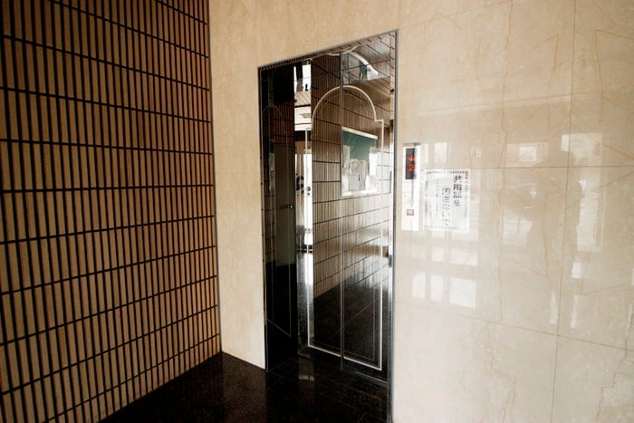 物件外観写真4　(エントランス部分)