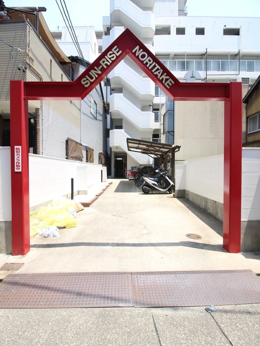 物件外観写真2　(エントランス部分)