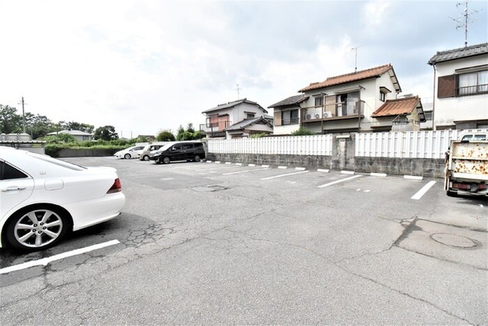 物件外観写真3　(駐車場)