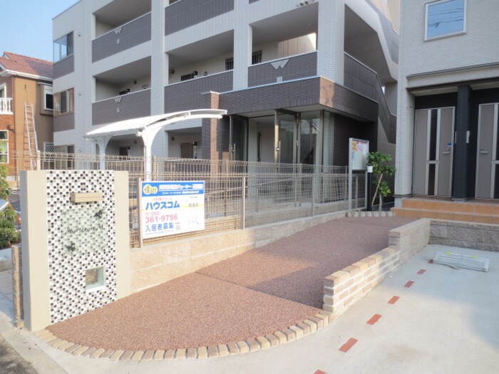 物件外観写真2　(エントランス部分)