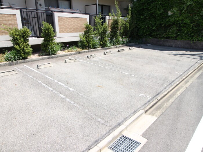 物件外観写真4　(駐車場)