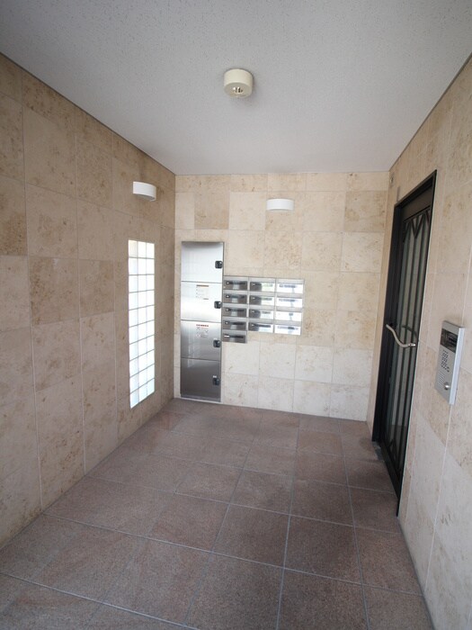 物件外観写真6　(エントランス部分)