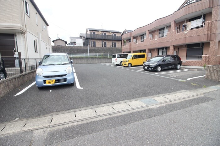 物件外観写真5　(駐車場)