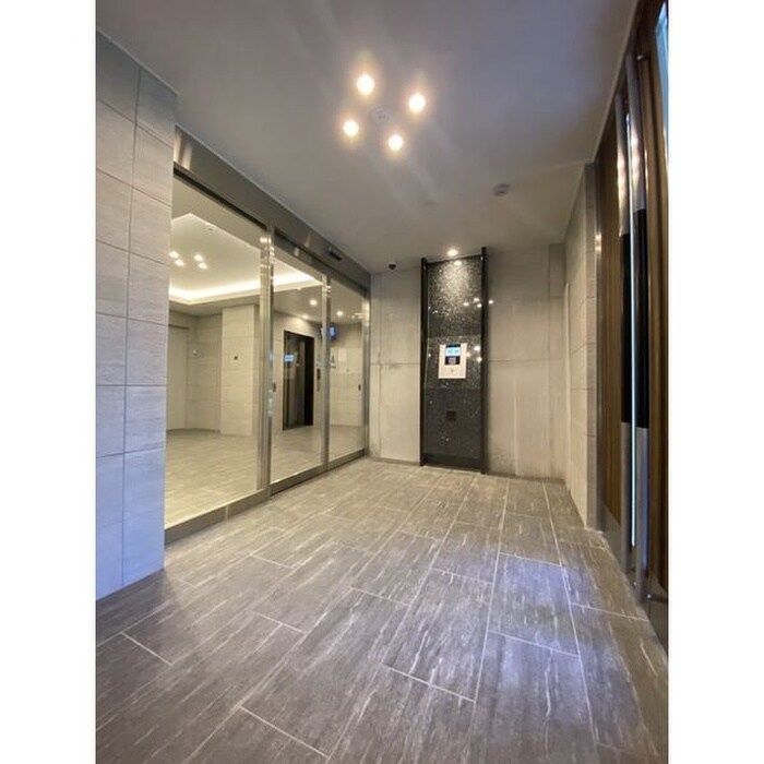 物件外観写真2　(エントランス部分)