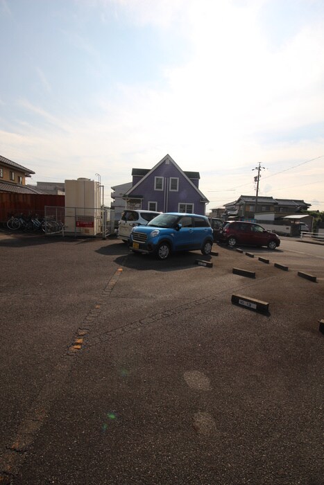 物件外観写真5　(駐車場)