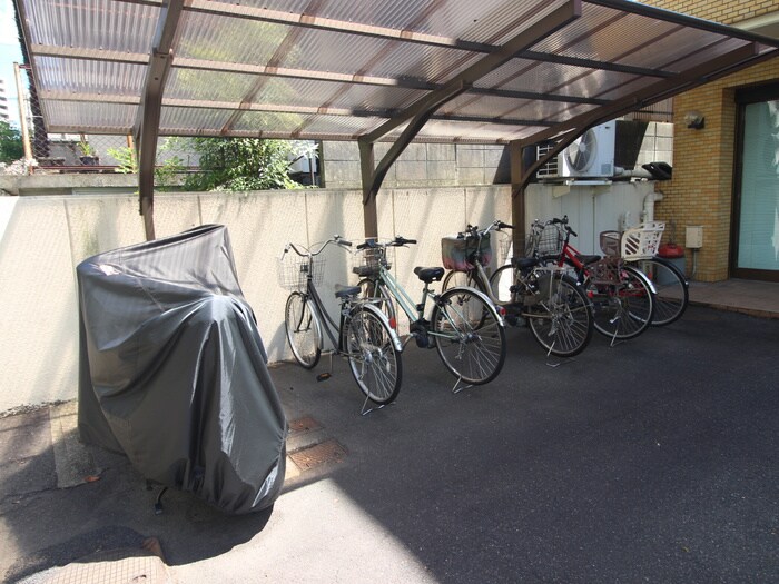 物件外観写真2　(駐輪場)