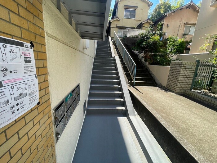 物件外観写真4　(エントランス部分)