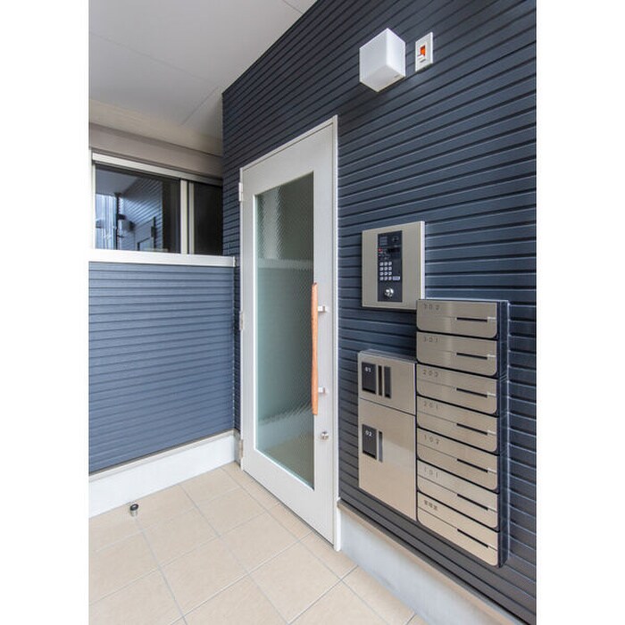 物件外観写真2　(エントランス部分)