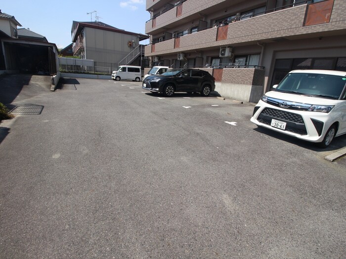 物件外観写真3　(駐車場)