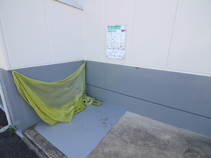 物件外観写真6　(バイク置き場)