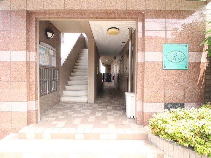 物件外観写真2　(エントランス部分)