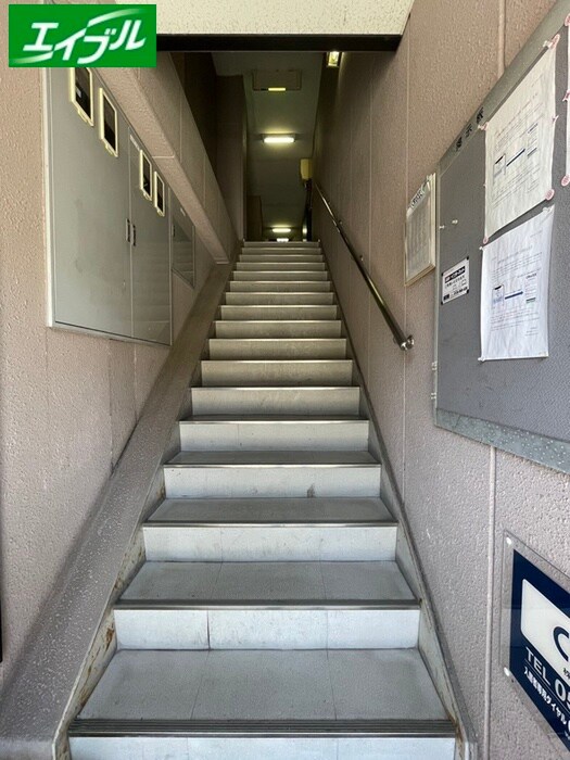 物件外観写真4　(エントランス部分)