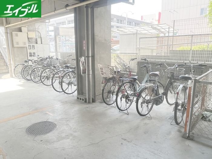 物件外観写真4　(駐輪場)