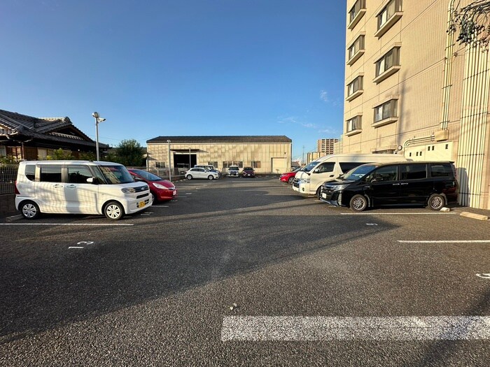 物件外観写真2　(駐車場)