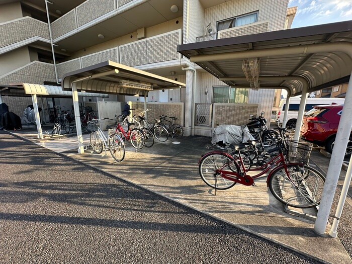 物件外観写真4　(駐輪場)