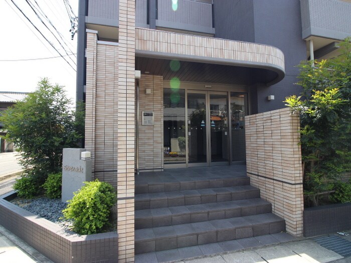 物件外観写真2　(エントランス部分)