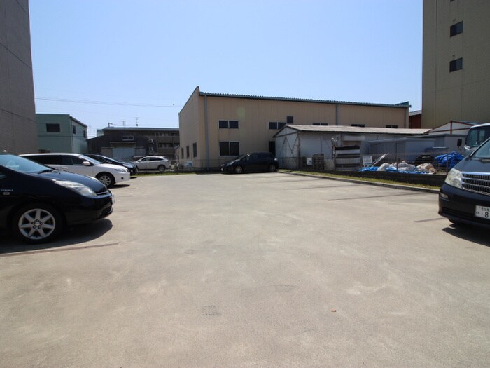物件外観写真3　(駐車場)