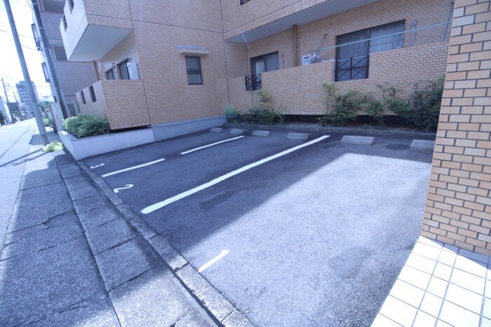 物件外観写真2　(駐車場)