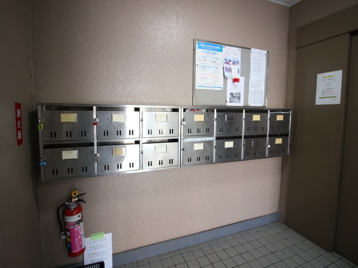 物件外観写真6　(エントランス部分)