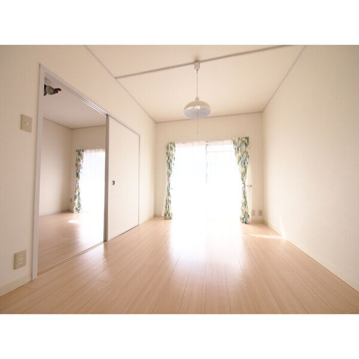 物件内観写真3　(居室)