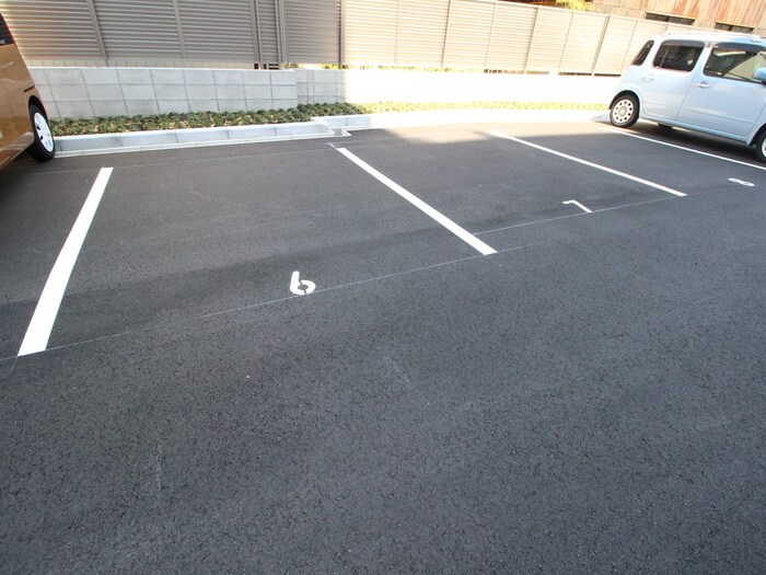 物件外観写真4　(駐車場)