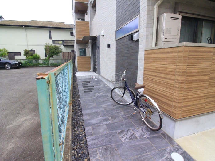 物件外観写真4　(エントランス部分)