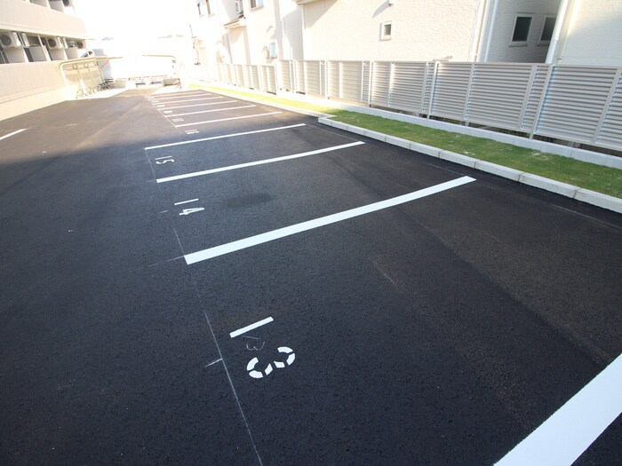 物件外観写真2　(駐車場)