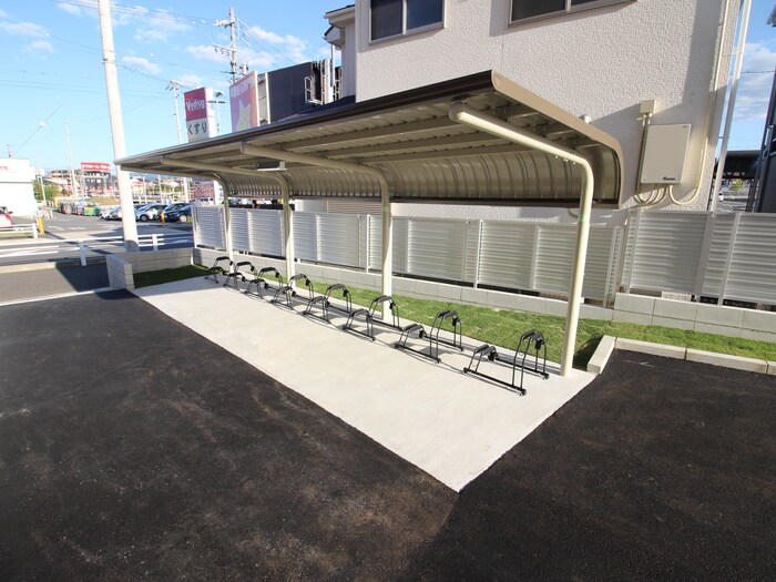 物件外観写真3　(駐輪場)