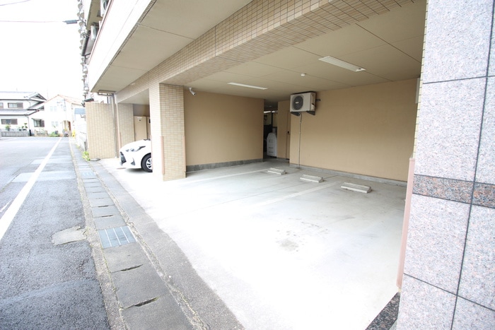 物件外観写真3　(駐車場)