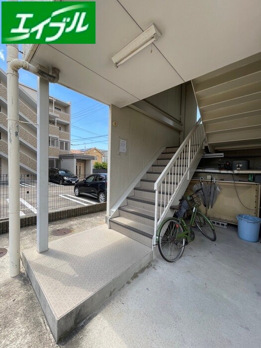 物件外観写真3　(エントランス部分)