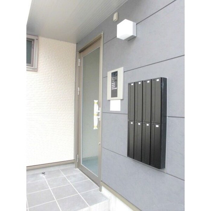 物件外観写真3　(エントランス部分)
