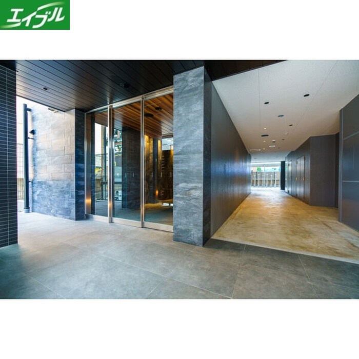 物件外観写真3　(エントランス部分)