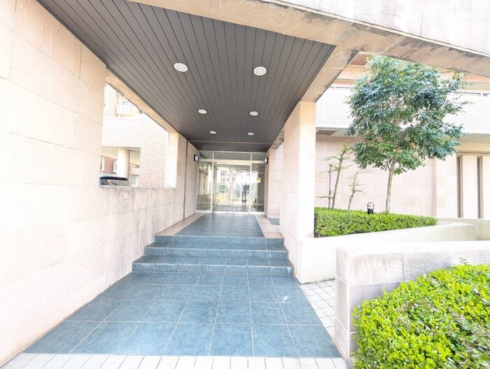 物件外観写真2　(エントランス部分)