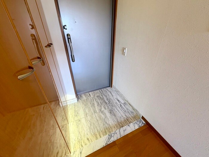 物件内観写真9　(玄関)