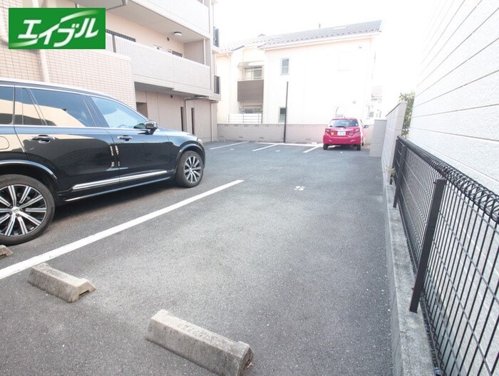 物件外観写真3　(駐車場)