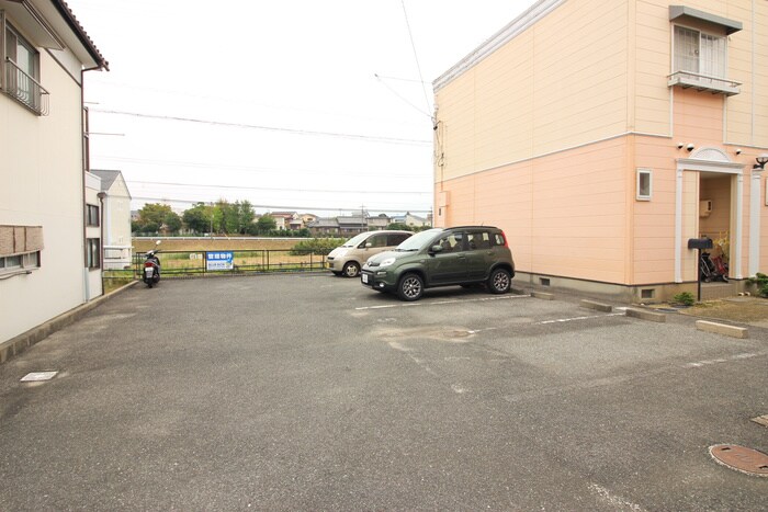 物件外観写真2　(駐車場)