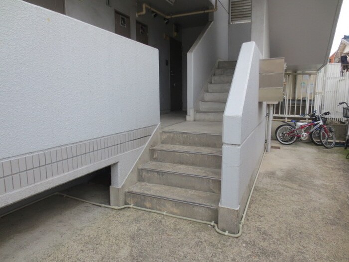 物件外観写真3　(エントランス部分)