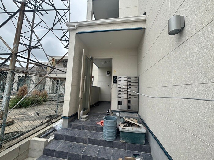物件外観写真6　(エントランス部分)