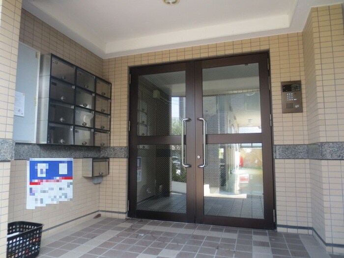 物件外観写真4　(エントランス部分)