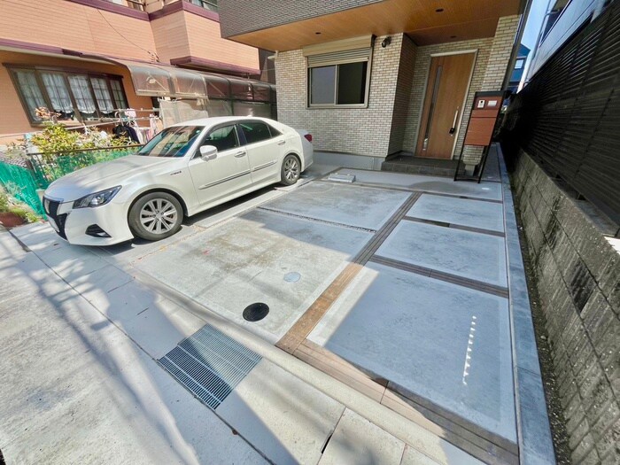 物件外観写真4　(駐車場)