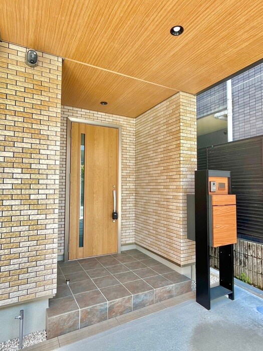 物件外観写真5　(エントランス部分)