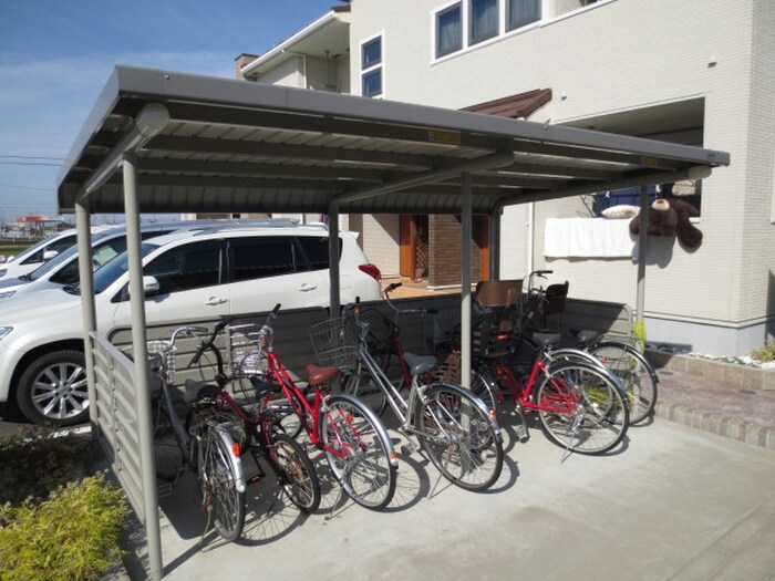 物件外観写真4　(駐輪場)