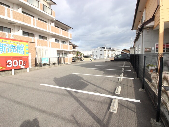 物件外観写真2　(駐車場)