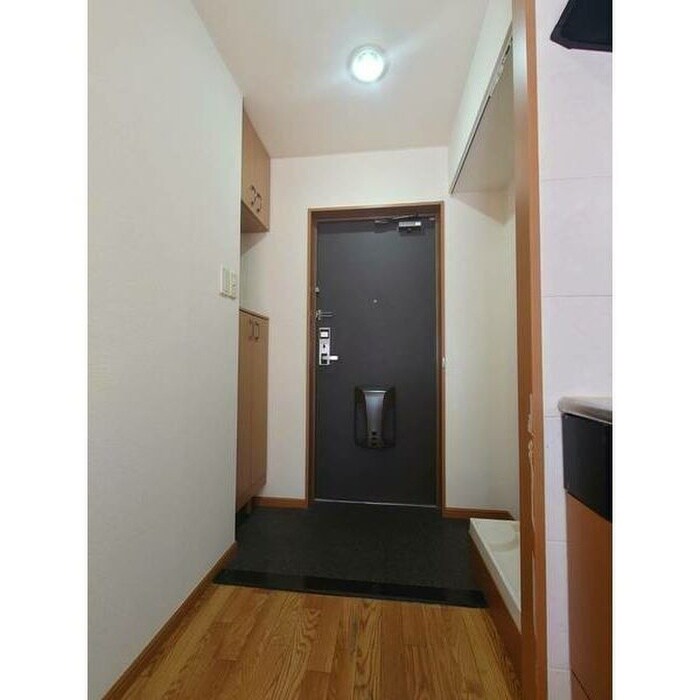 物件内観写真4　(玄関)