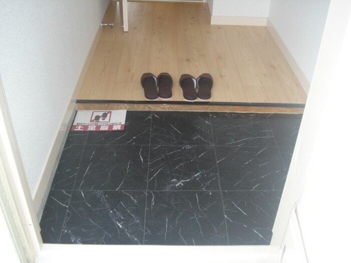 物件内観写真13　(玄関)